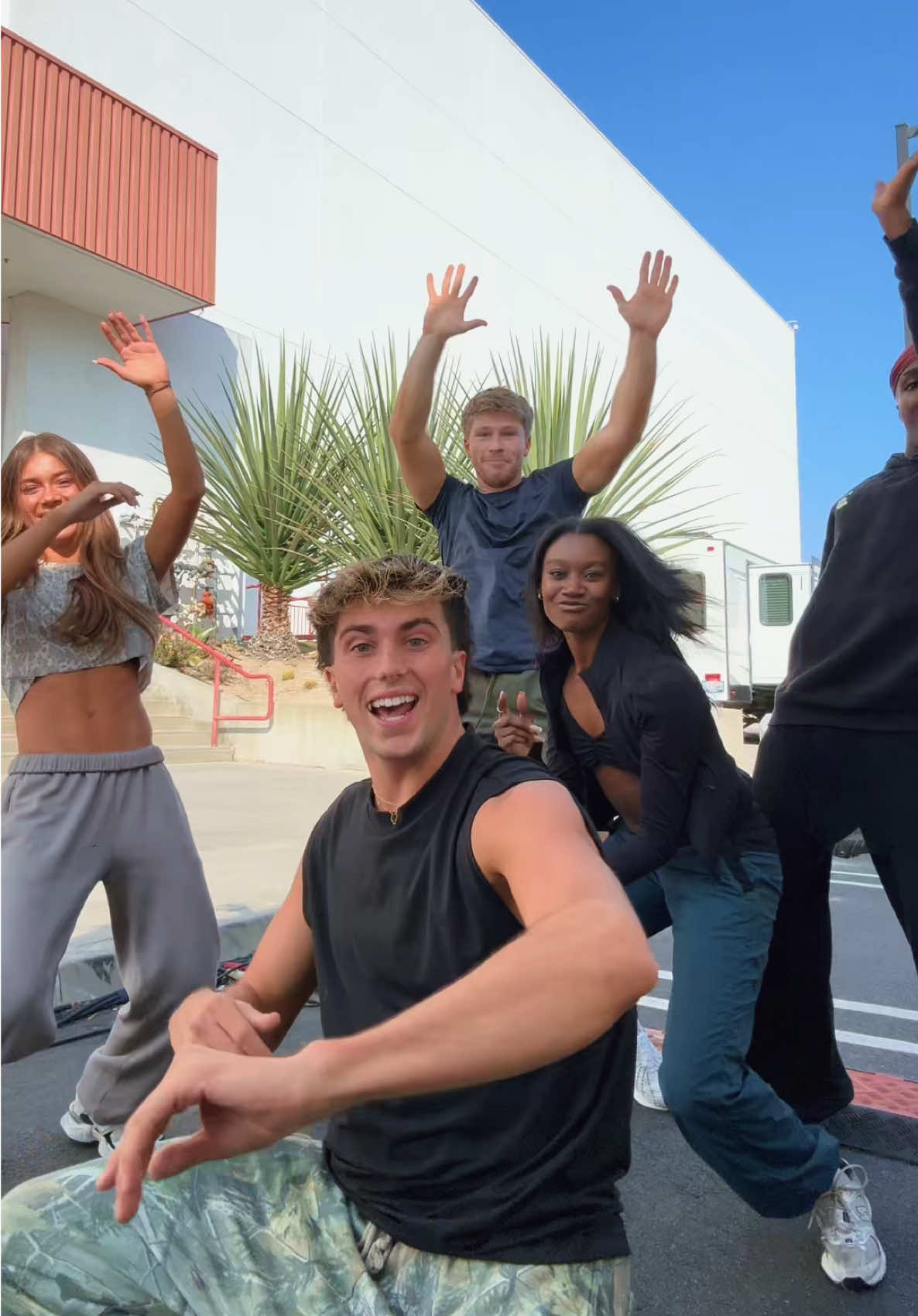 our newest troupie?! squad goals fr 🤌🏼🔥 @Robert Irwin @hailey @onye @Jax @Dancing with the Stars #DWTS #fyp #dancingwiththestars #troupe 