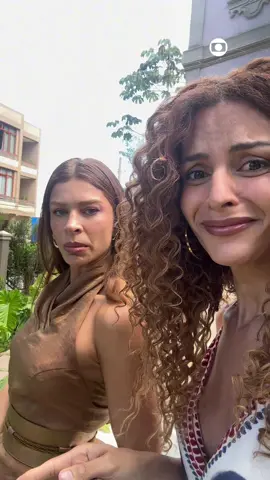 BASTIDORES DE TRÊS GRAÇAS! Eu não coloquei a Gabi Loran pra enfrentar a Arminda depois daquela vaga de emprego não, né? 😂 A Grazi até pegou o ar da vilania! #TrêsGraças #Novelas #TVGlobo 