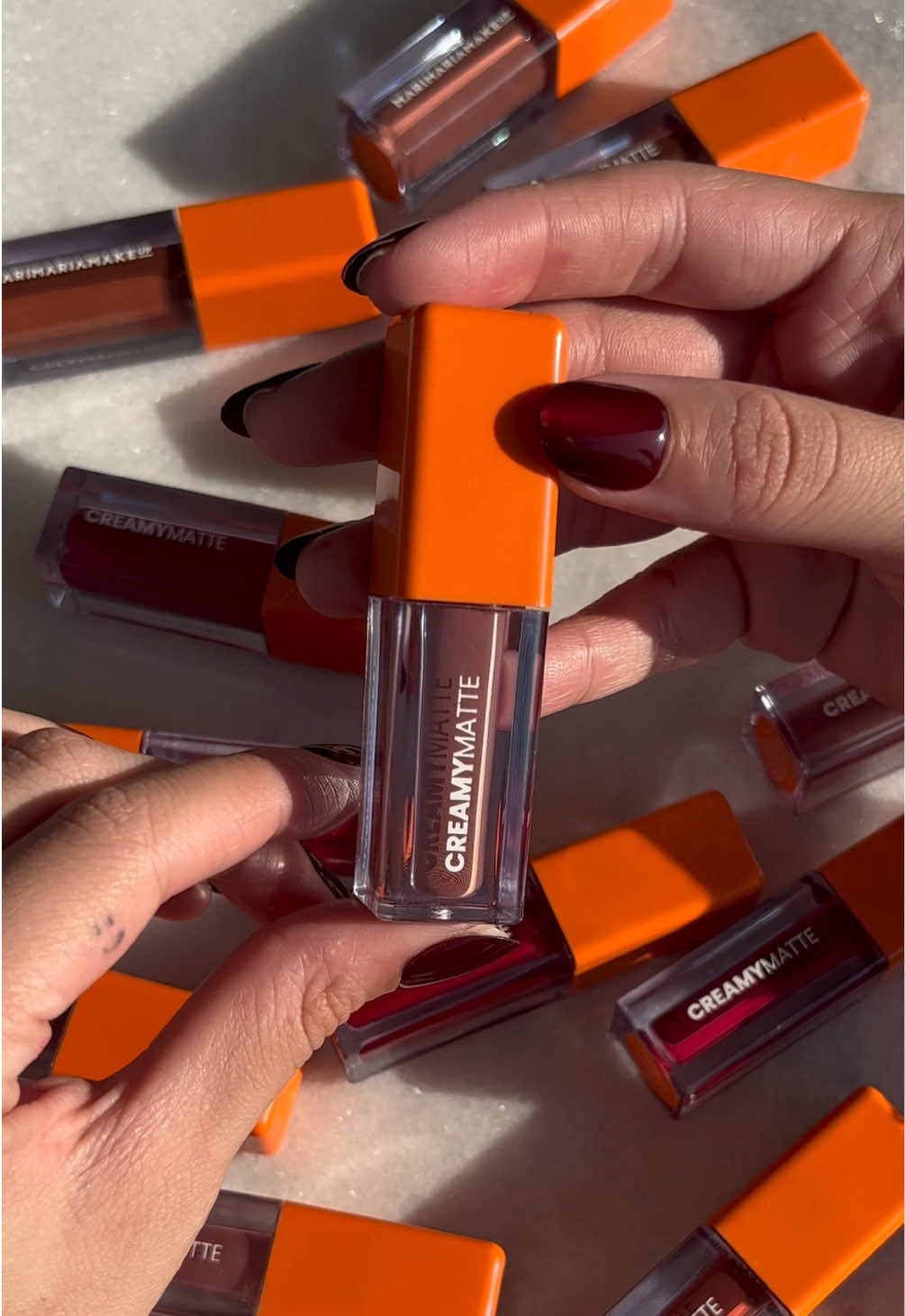Quanto mais, melhor! 🧡✨✨ O Creamy Matte agora chega com uma cartela de 15 tons entre o nude, vermelho e vinho. Alta pigmentação, sensação matte com hidratação e lábios prontos para qualquer ocasião. Qual a sua Maria de hoje? Conta pra gente!