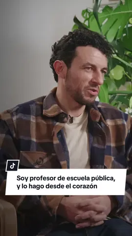 Ser profesor va mucho más allá de compartir conocimiento o enseñar ciertas materias: es una labor sumamente humana, que requiere auténtica vocación, amor y compromiso, a través de la cual se abren ventanas para que otros conozcan el mundo, se acompaña a la niñez, se contienen emociones y se siembra esperanza en quienes más la necesitan.  Y Jordi Romero lo entiende muy bien. Más conocido como @El profe Jordi enseña en un colegio público en Bogotá y se ha convertido en una de las voces más queridas y necesarias de la educación en Colombia. En esta conversación nos habla de lo que significa enseñar desde el corazón, de cómo la escuela -especialmente la pública- puede ser un refugio para quienes, en su vida diaria, tiene que luchar con cientos de vacións, de los retos de formar a nuevas generaciones en medio de un sistema que necesita repensarse, y de por qué los profes también necesitan -urgentemente- cuidado emocional. Este episodio es una carta de amor a la educación —y a los profesores que siguen creyendo que cada niño merece una oportunidad para conocer el mundo, entenderlo y así transformarlo. ¡No podemos esperar a que lo escuchen completo! #profejordi #jordiromero #educacion #colegio #escuela                   