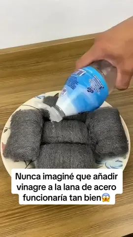 Nunca imaginé que añadir vinagre a la lana de acero funcionaría tan bien #tips #trucosytips #clean #limpieza #trucos 