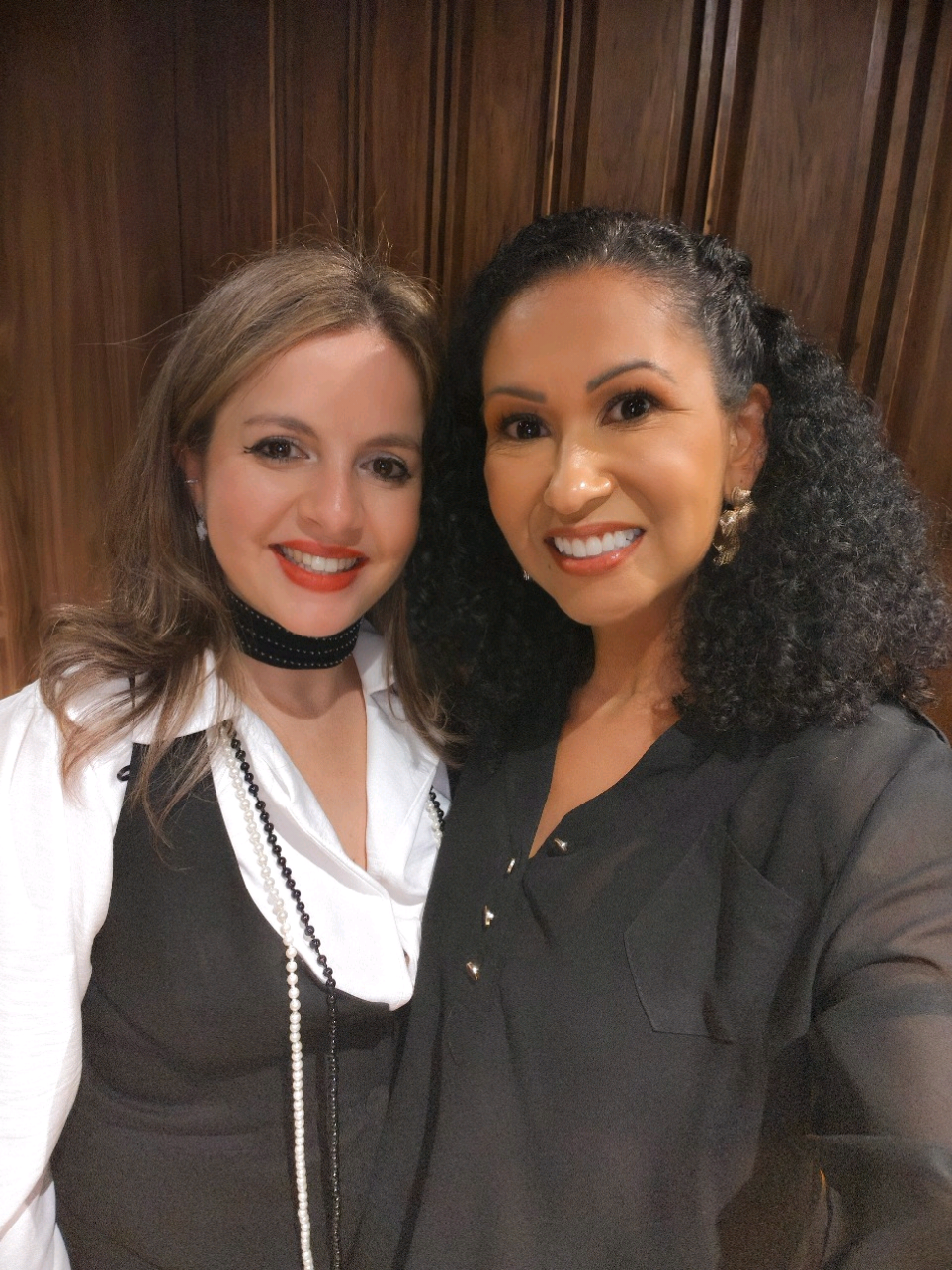 Que noite especial! 🥹🫶🏽 Tive a alegria de ser convidada pela incrível @alinerissuto para participar do show de lançamento do seu CD físico “O Outro Lado”, no Coco Bambu em Guarulhos.  Foi uma honra cantar 