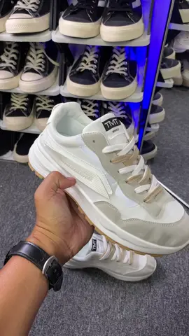 Rekomendasi sepatu cowok keren dari brand Whoppy #whoppy #sepatu #sepatucowok #sneakerscowok #sepatusneakers 