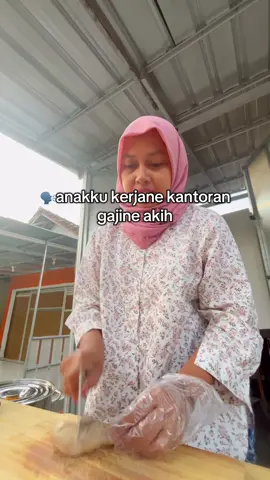 kadang suka overthinking, pikiran kemana2, trs tibatiba kalo capek nangis.. gini ya rasanya jadi anak+ibu buat anak kita ada yg sama kah??