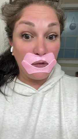 These reusable silicone pads are perfect for keeping those lines and wrinkles away from your mouth!  Click the link below!! #facemask #lipcare #lipmask #facetok 