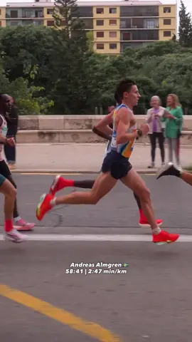 Almgren (🇸🇪) European Record | 58:41 | 2:47 min/km at Valencia Half Marathon 🔥  📷 RunnersNerd