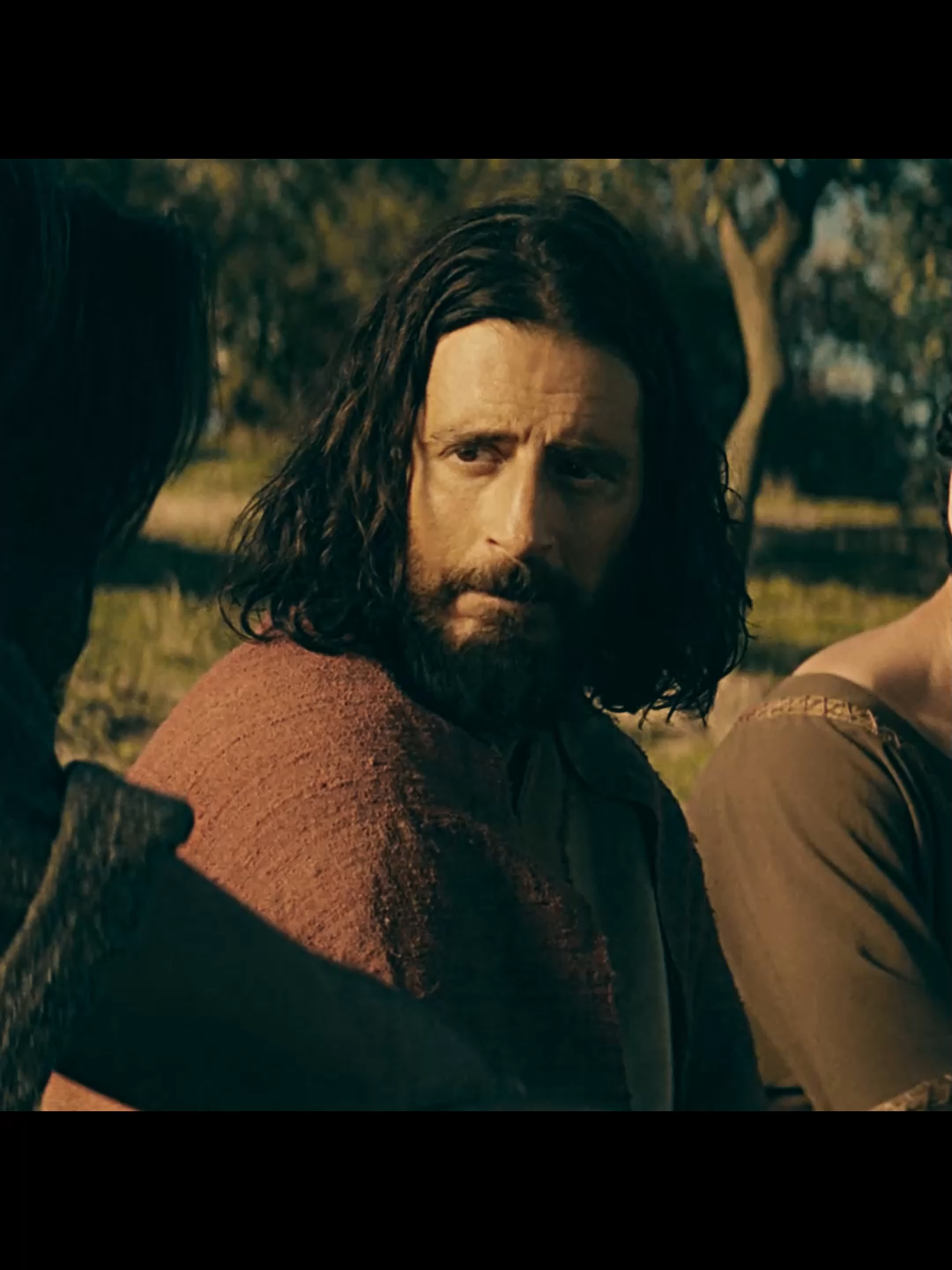 ⚠️ “Cuidado… para ninguém enganar vocês.” Nem tudo que brilha vem de Deus, e nem todo sorriso esconde boas intenções. 💭 O inimigo não aparece com chifres — às vezes, ele vem disfarçado de conselhos, promessas e amor falso. 🙏 Fica firme. Peça a Deus discernimento pra ver além das aparências. 💬 Comenta “Amém” se você quer que Deus te mostre o que os olhos não veem. ✨ #Deus#sabedoria #reflexão #motivação #igreja