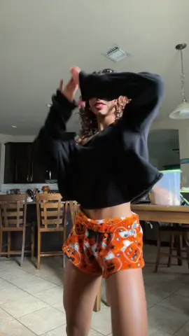 i haven’t posted a dance in a while #arianagrande #icywicy 