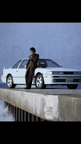 “Part-Time Lover” es una de esas canciones que suenan alegres… pero esconden una historia bastante intensa 👀. Lanzada en 1985 por Stevie Wonder, combina el ritmo pegajoso del synth-pop ochentero con una letra sobre una relación secreta, un amor a escondidas que solo existe “a tiempo parcial”. La melodía es animada, con sintetizadores brillantes y un beat bailable, típica del estilo ochentero, pero si prestas atención a la letra, habla de la culpa, el deseo y el miedo de ser descubiertos. Es ese tipo de canción que te hace mover la cabeza… mientras cuenta un drama amoroso disfrazado de fiesta 💔🕺. Stevie Wonder logró que una historia de infidelidad suene casi divertida, con un ritmo tan contagioso que fue número 1 en Estados Unidos. Es un clásico donde la música y la emoción se mezclan perfectamente: ritmo de baile por fuera, pero sentimientos prohibidos por dentro. #parttimelover  #fyppppppppppppppppppppppp #foryoupage #mundo #fypシ゚ 