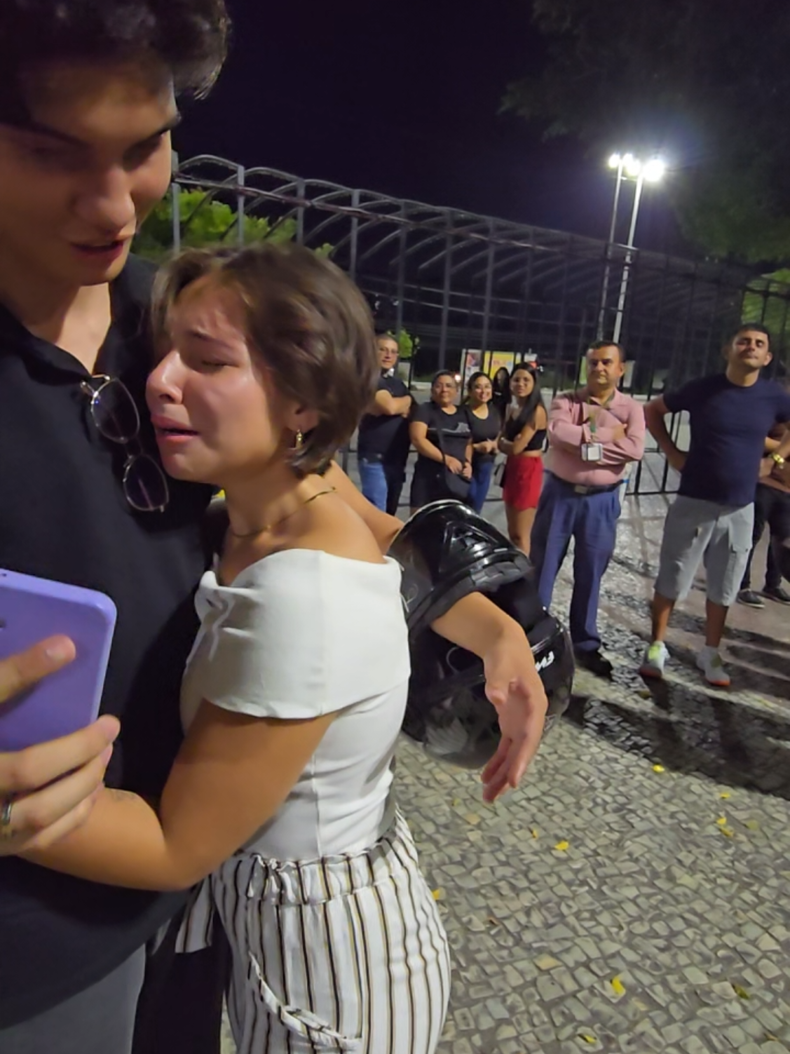 Quando ela olha para um rapaz de camisa azul, ela não sabe o porquê, mas o azul faz ela gargalhar sem parar. Mas, quando ela olha para seu namorado, ela o vê triste e chorando, mesmo ele estando rindo. #pnl  #coach  #terapia  #hipnoterapia  #hipnose 