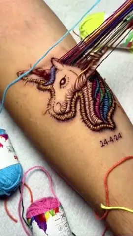 No es solo un unicornio… es la historia de una pequeña guerrera y el amor infinito de su padre 🦄🪡 #tattoo #patchtatto #embroiderytattoo #unicornio #unicorn 