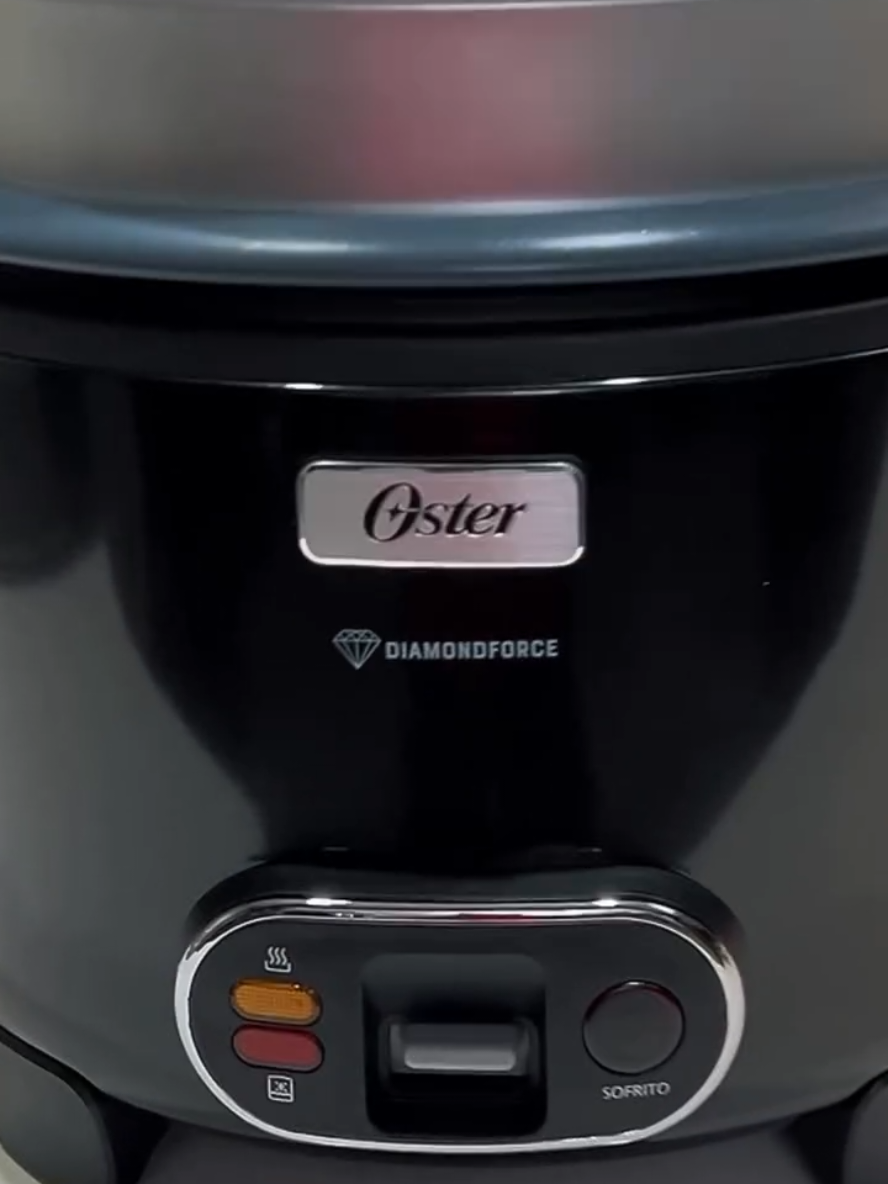 @DaniyRicardo nos enseña a preparar un delicioso arroz con pollo al toque en la olla arrocera 3 en 1 de Oster® 🍗🍚. Perfecto para tu lonchera del trabajo: rápido, delicioso y nutritivo 💚. Con su recubrimiento DiamondForce™, nada se pega y todo queda perfecto. 🙌 #Oster #ArrozConPollo #Arrocera3en1