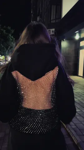 Забудь про скучные худи 🙅‍♀️ Для заказа пишите в директ 👆🏼 #худисостразами#худисоткрытойспиной