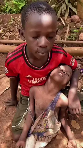 #Save_AlFashir  أخبروهم وقولو  لهم أن الفاشر  مدينةٌ تبكي ولا أحد يسمع بكاءها، قُولو لهم إن السماء هناك تمطر رمادًا لا ماء، وإن الأطفال ينامون على الجوع ويستيقظون على الخوف. قُولو لهم إن الفاشر لم تعد كما كانت، صارت رمادًا فوق رماد، وجوعًا فوق جرح، صارت شاهدةً على أبشع وجوه الإنسانية حين تصمت. في الفاشر تُقتل الأرواح بلا سبب، وتُباد القرى كأنها لم تكن، وفي عيون الأمهات ألف وجعٍ وألف سؤالٍ بلا جواب. الجوع هناك لا يحتاج تفسيرًا، والظلم لا يحتاج شهودًا، فكل حجرٍ في شوارعها شاهد، وكل طفلٍ تحت الركام شاهد. ويسألونك عن الفاشر؟! قُولو لهم: هناك يموت الناس في صمت، ويُولد الوجع كل يومٍ من جديد، وقُولو لهم: إن الإنسانية إن كانت حية، فقد غابت عنها الطريق إلى دارفور. حسبنا الله ونعم الوكيل 💔😭 Mashair ✒️ #الفاشر_السلطان