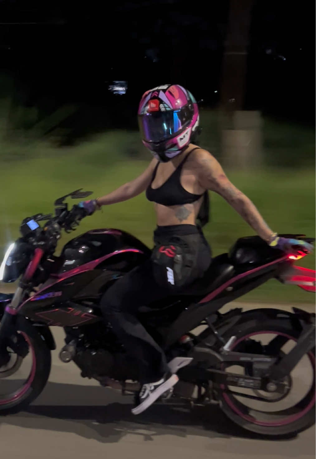 😏 #bikergirlsoftiktok #tatuada #fyp #gixxer150 #motos 