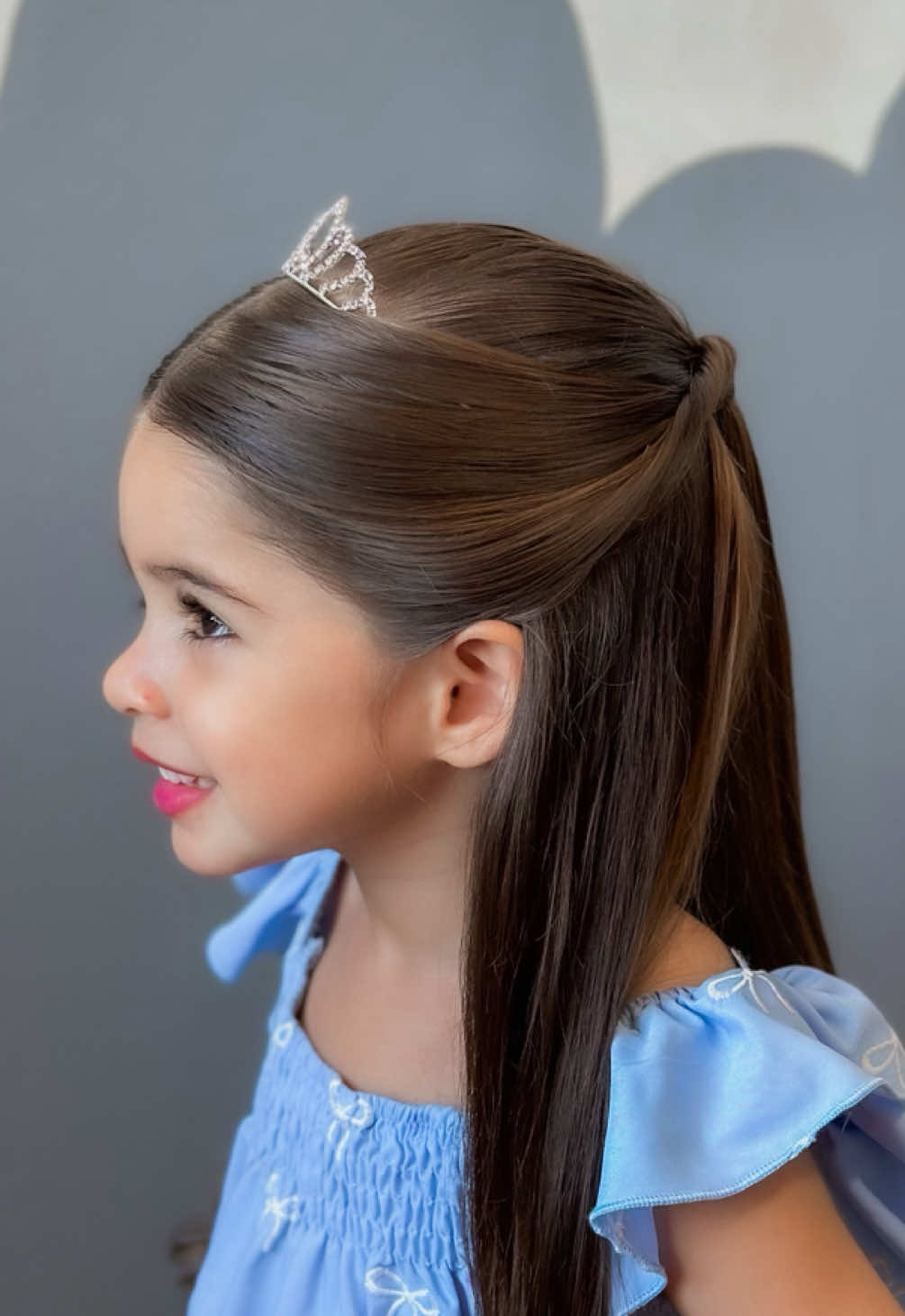 Dia 3 - ideias de penteados para formatura infantil 🎀 . . . . . . . . #maedemenina #penteadoinfantil #peinados #penteadoformatura #formaturaabc 