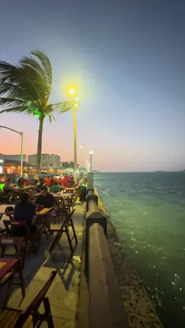 Fim de tarde na nossa orla marítima de Camocim. Imagem do nosso calçadão e das águas do Rio Coreaú. #camocim #ceara #rio #mar #litoralnorte 