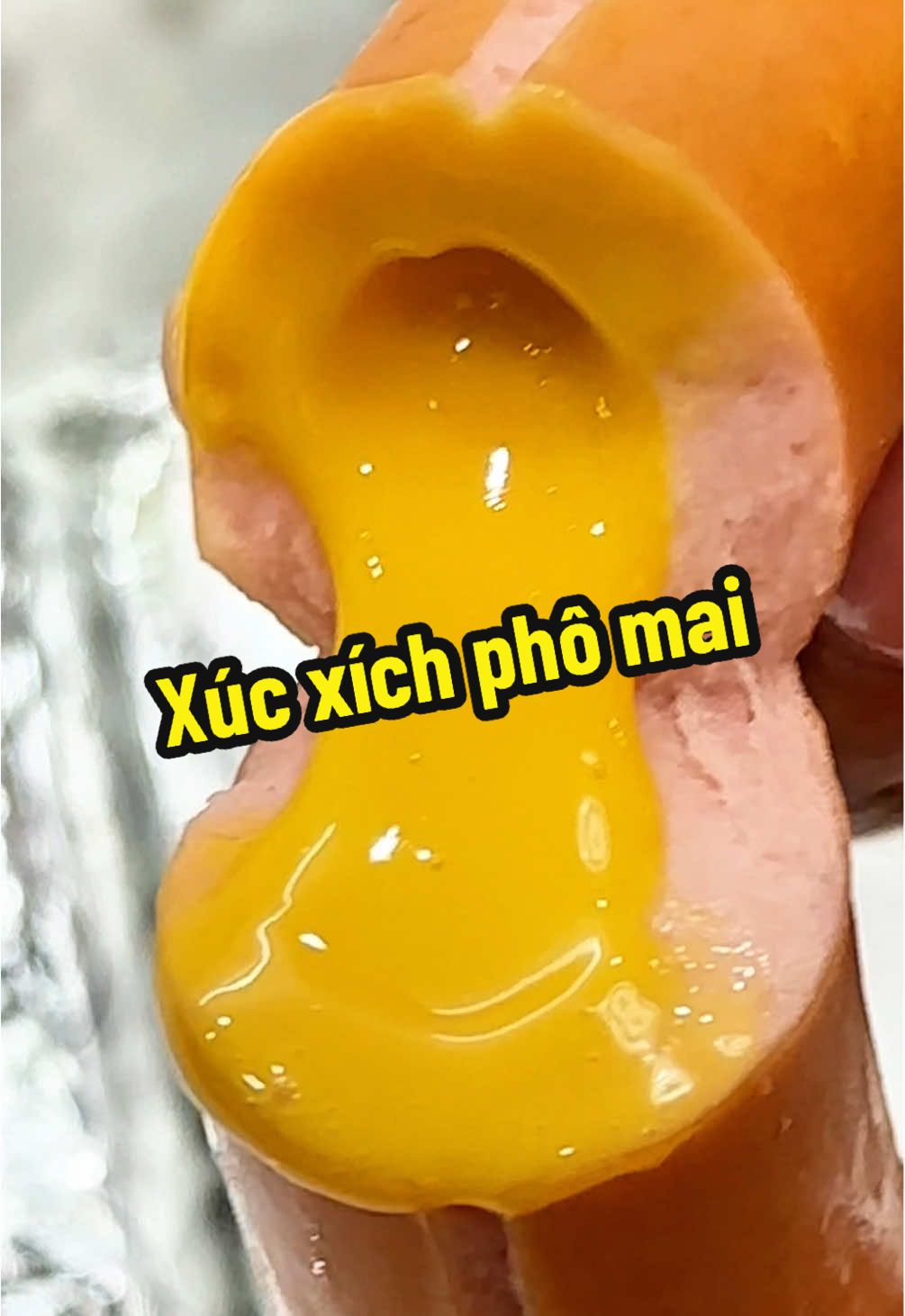 @Dzung ma ma xốt phô mai vàng quánh mịn tan trong miệng  ngợm đã gì đâu á #xucxich #xucxichphomai #monngonmoingay #food #anvat 