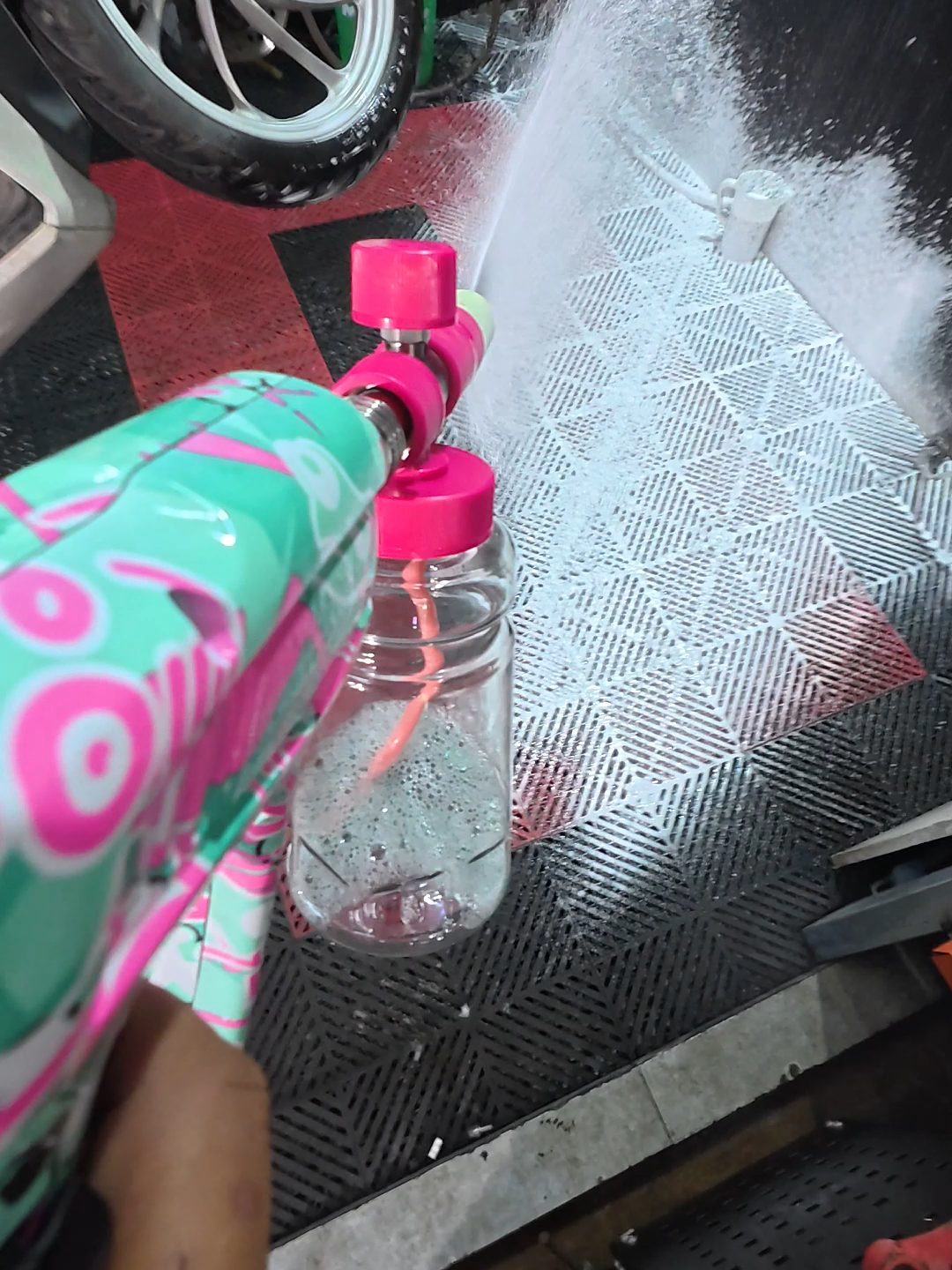 Phun bọt tuyết rửa xe máy – Sạch bóng từng chi tiết #phunboottuyet #ruaxemay #ruaxesach #tietkiemnuoc #ventek #tahico #ruaxe #garaoto #chamsocxemay #sachbongsieuto