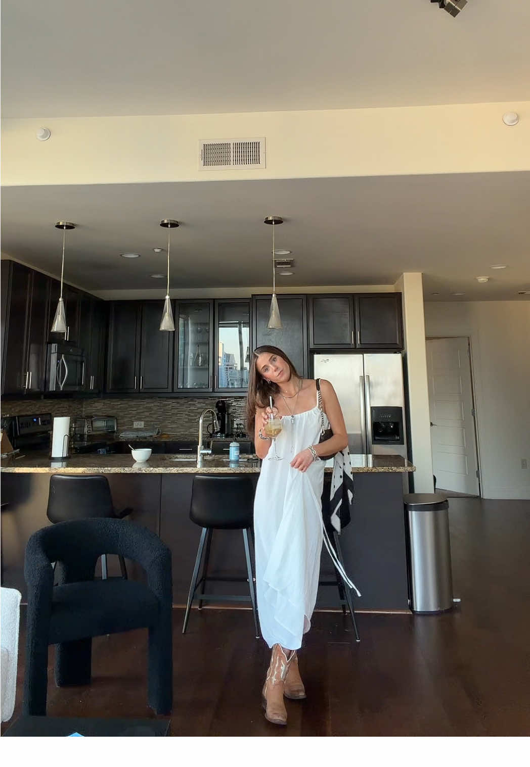 Idc if it’s fall… I will always wear white :)  #austintx #girlsnight #concertoutfit  @thefryecompany @Prada @The RealReal @David Yurman @Kendra Scott 