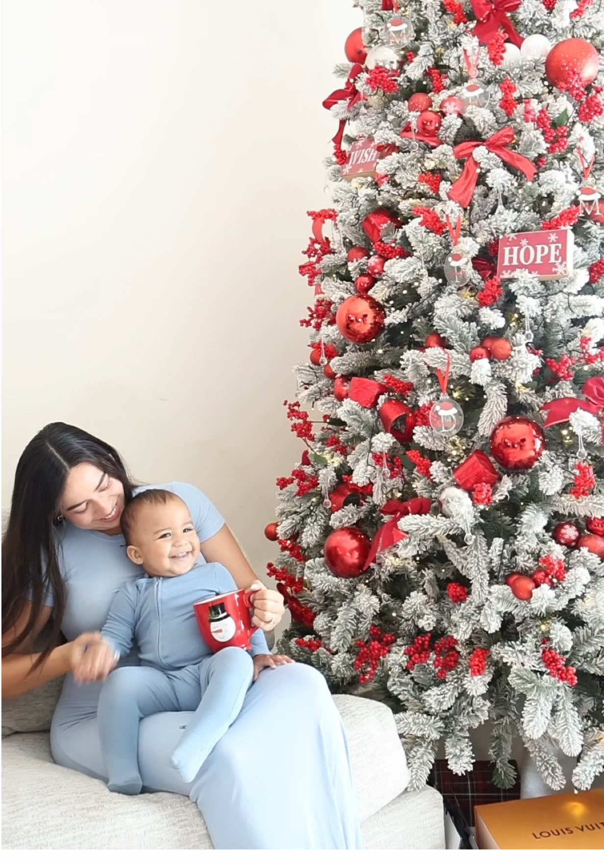 Nuestro árbol de ensueño es de @kingofchristmas modelo King Flock 9’ es PERFECTO😍  #christmas #arboldenavidad #ad #gifts 