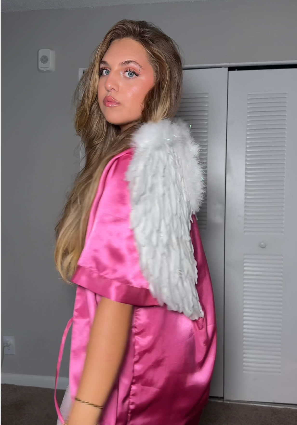 Halloween transition: Victoria’s Secret Angel edition 👼💖✨ Because sometimes you just need your angel moment, bestie 😇💋 #VictoriaSecretAngel #HalloweenMakeup #BeautyCreator #halloweencostume #halloweenlook #vsangelcostume #vsangel 