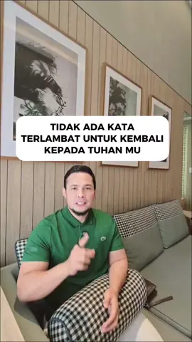 Sebelum kita turun ke dunia, di alam ruh… kita pernah menangis di hadapan Allah. Takut… takut kalau nanti di dunia kita lupa kepada-Nya. Lalu Allah berfirman, ‘Tenanglah… meski kamu menjauh, Aku akan tetap dekat kepadamu.’ Dan benar—sepanjang hidup ini, setiap ujian, kehilangan, dan rasa sepi… itu semua cara Allah memanggil kita pulang. Semoga video ini bisa mengingatkan kita, untuk kembali kepada-Nya, kepada cinta pertama kita — Allah subhanahu wa ta’ala.”