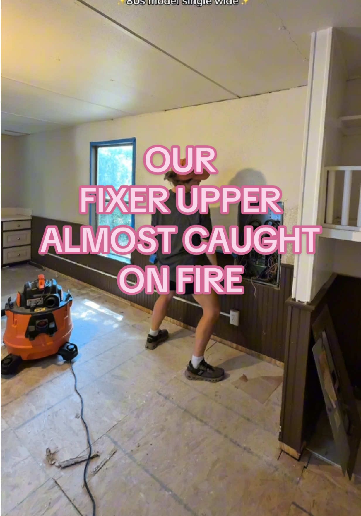 Can’t believe they were there to catch the fire 😅😱 #fixerupper #mobilehomeremodel #trailerhome #investmentpropery #fliphouse 