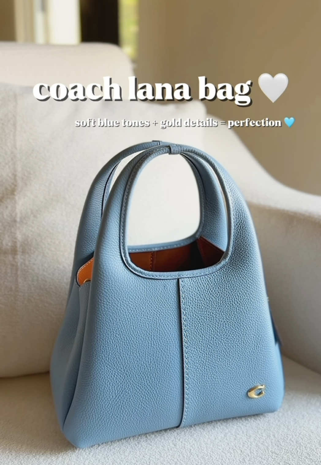 This color looked scary online but in person it’s so cool and cute.  I had been wanting this bag for sometime but couldn’t decide on the color….  So when I saw it on clearance I said yessss please 🤭✨ #coachlana #bluebell 