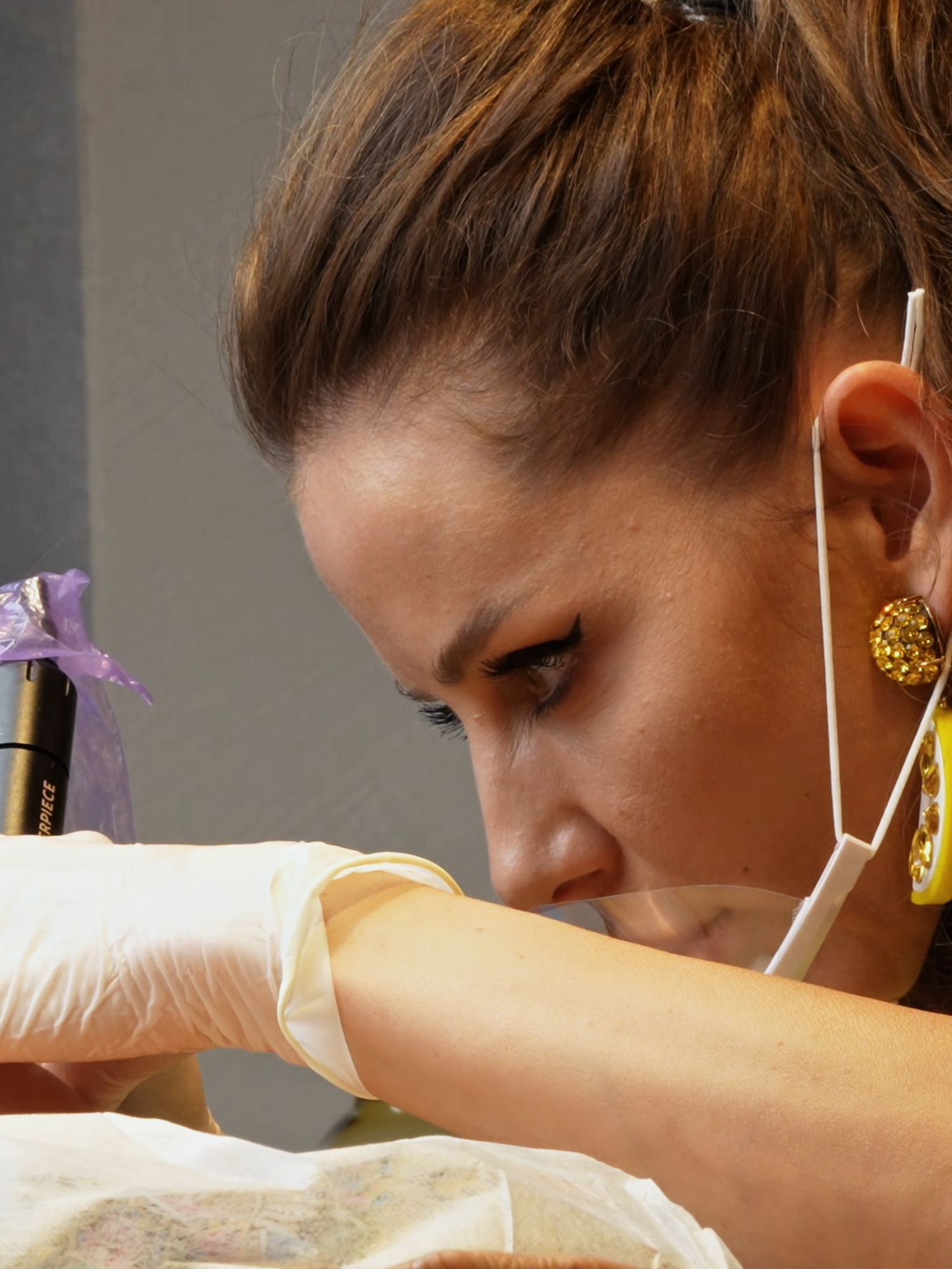 ❌ Lucrările greșite nu se acoperă. Se repară — corect, în timp și cu grijă. Clienta noastră a venit cu o pigmentare eșuată: dură, inestetică, vizibil greșită. Cornelia a început cu ce era esențial — ședințe de laser pentru a elimina pigmentul vechi. Abia apoi a reconstruit forma, nuanța și expresia. Așa cum trebuie. 🔁 Transformarea e spectaculoasă. Dar în spate e muncă, răbdare și expertiză. 📩 Dacă și tu vrei să corectezi o lucrare greșită, scrie-ne în DM sau vino la o consultație. Nu trebuie să disperi. Doar să alegi cu grijă cui îi încredințezi corectarea. #bucuresti #skincare #beauty #micropigmentare