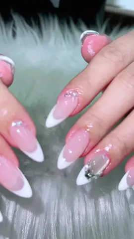 Mẫu nails cô dâu mới 2025 mắt mèo thuỷ tinh trong suốt French đầu móng đính đá lắm lánh 💗💗💗💗#maunailsdep #VideoviralTikTok #matmeothuytinhtrongsuot #ilovetiktok❤️ #maunailxuhuong 