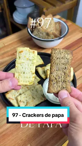 100 formas de hacer papas - #97 Crackers de Papa Si pensaban que ya no podía inventar más nada... hoy les traigo una sorpresa. Crackers!!! Sí, crackers de papa. Galletitas saladas, finitas, crocantes. Esas que usas para desayunar o merendar.  Se me ocurrió hacer una masa a partir de papa y un par de cosas más, para ver si era posible hacer unas crackers que queden ricas y crocantes... y el resultado me sorprendió. No solo queda una masa super suave y crocante, sino que el sabor que le queda es espectacular. Yo hice dos versiones, una bien salada tipo al verdeo, y otra más 