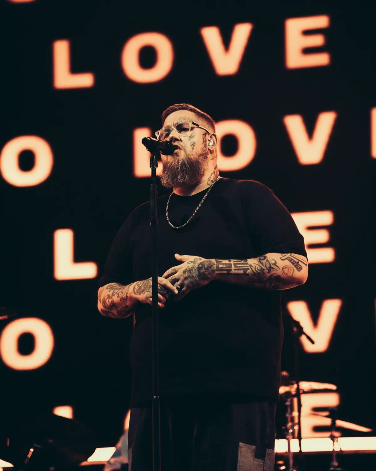 Missing all your sunshiney faces on the road 🧡 #ragnboneman #newmusic #dangermouse #timetolove #ontheroad 