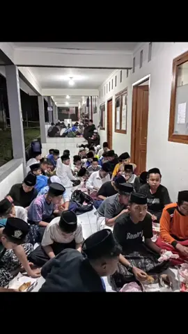 lagunya kena banget buat para walisantri,pasti merasakan semua,apalagi awal2 anak br mondok#santrikeren #santripondok #p0npesalfaqihsima #santriindonesia #pondokpesantren 