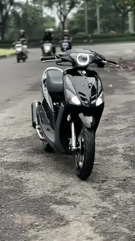 Morning person 🫣 . . . #miomawarr #mioproper #miosporty #miohitam #fypage 