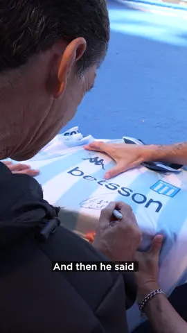 🇺🇸⚽️ ¡ATENCIÓN! Se viene un regalo 🎁 ¿Querés llevarte esta tremenda camiseta de Racing? 🔵⚪️ Solo tenés que sacarte una foto mientras ves el partido de La Academia por #beINSPORTS 📸 Solo para quienes nos ven desde Estados Unidos 👀🇺🇸 #Libertadores #LaGloriaEterna