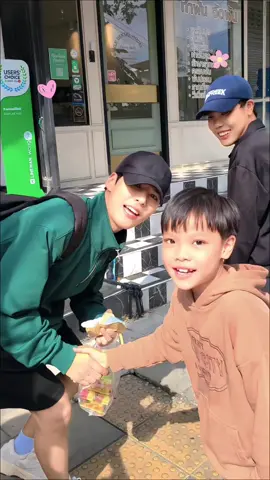 คัลแลนมักจะพุ่งตัวเข้าหาเด็กๆเสมอยิ่งได้รู้จากพี่นัดว่าคัลแลนบอกไว้ถ้ามีเด็กๆมาที่ร้านให้เอาไอครีมให้น้องทานด้วยทุกคน เพราะบางทีพี่คัลแลนอาจจะไม่ได้ถ่ายรูปด้วย  💙  น่ารักที่สุดเลย 😍 รักที่สุดเลย💙💙เรื่องเล่าจากคุณจอยนะคะ#cullen_hateberry #คนฝนตก #คนปากใหญ่ #ไอ้ต้าวลักยิ้ม #คุณรอยยิ้มของฉัน  ขออนุญาตเจ้าของคลิปและรูปนะคะ