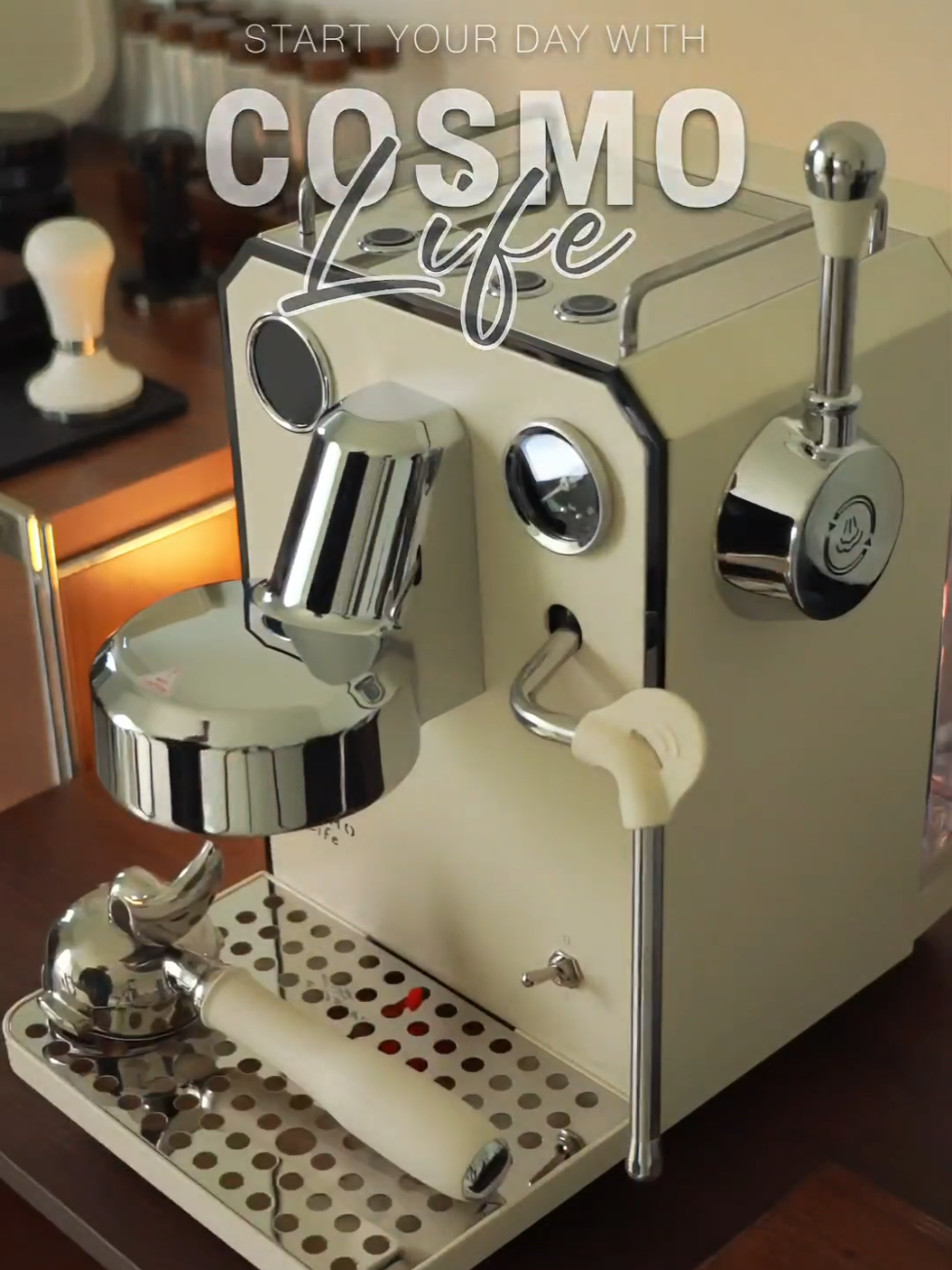 รีวิว เครื่องชงกาแฟ Cosmo Life สำหรับผู้เริ่มต้น ใช้งานใน บ้าน คอนโด ออฟฟิต หรือ ร้านกาแฟเริ่มต้นขนาดเล็ก เพราะรุ่นนี้ชงกาแฟต่อวันได้มากถึง 70 แก้ว . ดีไซน์มินิมอล เรียบหรู เหมาะกับทุกมุมบ้าน แรงดันปั๊ม 15 บาร์ สกัดได้เข้มข้นพร้อมครีม่า แทงก์น้ำใหญ่ 1.7 ลิตร เติมทีเดียวชงได้หลายแก้ว มีก้านสตีมฟองนม ทำลาเต้หรือคาปูชิโน่ได้ครบ และกำลังไฟ 1850 วัตต์ — อุ่นเครื่องไว ไม่ต้องรอนาน . ออกแบบมาเพื่อ “คอกาแฟสายโฮมคาเฟ่” ใช้งานง่าย ไม่ซับซ้อน มือใหม่ก็เริ่มได้ แต่ให้ฟีลกาแฟแบบบาริสต้าได้จริง ☕✨ #เครื่องชงกาแฟ #worldwidecoffee #coffee #กาแฟ #กาแฟสด 