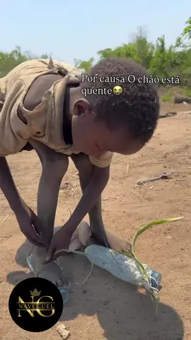 Essa imagem fala muito! 💔 É de partir o coração ver a criatividade e a necessidade andando juntas. O chão está tão quente que essa criança precisa improvisar um 