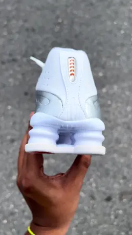 Nuevo color Nike Shox R4. . . #nikeshoes #nikeshox #nikeshoxr4 #zapatos #tendencia 