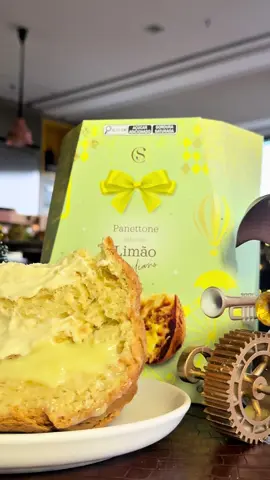 A 3ª fornada já está entre nós! 🎄 O Panettone de Limão Siciliano chegou trazendo um sabor único e cheio de frescor para o seu Natal. Disponível nas lojas e no site. Garanta o seu! #CacauShow #Panettones #Natal #Chocolate #LimaoSiciliano