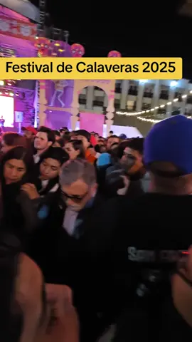 “Cientos de personas intentan avanzar, pero la afluencia es tanta que apenas se puede caminar.” “Si planeas venir, tómalo con calma y mucha paciencia.” #Aguascalientes #FestivalDeCalaveras #QuéOndaAguascalientes #fyp #viral 