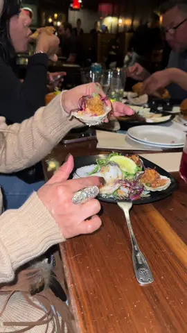 Sin plata pero que vida nos damos #sinplataperbienpasiados #platanotenemosperomalavidanonosdamos #ricacomida #ostinesfrits #hamburger 