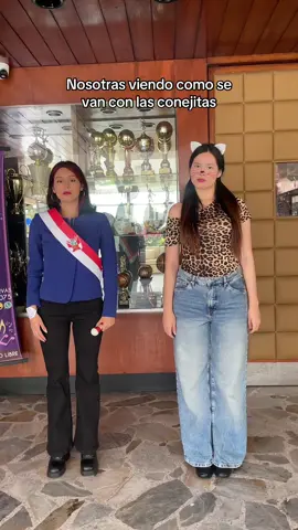 Adivinan quienes somos? 🤭 #disfraz #halloweenlook #gatorunrun #dina #halloween2025 @Aria♡ 