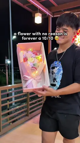 sa wakas may nagbigay na ng flower sakin🥺 #bouquet #bouquetofflowers #flowersinbox #giftforgirlfriend #christmasgiftideas 