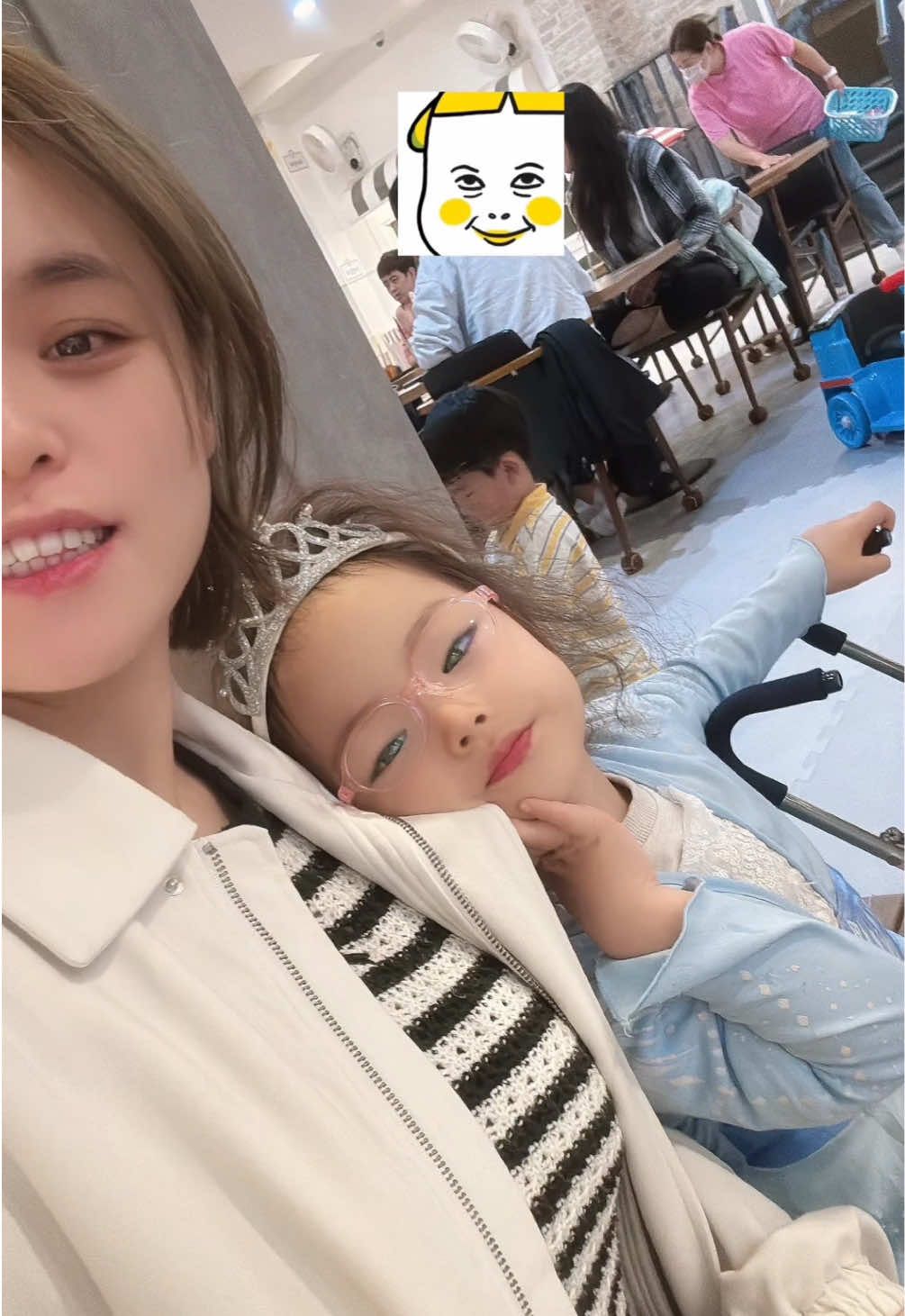 잔소리 바가지 곤듀!! 👸 커피 마셔라 ~~ 밥달라 ~~  사진못생기게 나왔다아??  쫑알쫑알 짹짹짹짹!!!  히히히ㅣ히 얼굴관리 더더 할게        노력하게에엨~..ㅋ 😅 (음 ~~~~ 나름 난 괜찬은데 말이지잉~) 덕분에 함께 마닁마닁 꺌꺌 웃었따앙~❤️