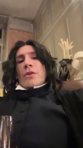 En el mundo de las chicas Halloween es la única noche del año en que una chica puede vestirse como una absoluta mujer suela, y ninguna otra puede criticarla. Cosplay Serverus Snape de Harry Potter, hecho por mí desde cero 🥹