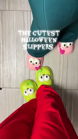 The perfect Halloween slippers don’t exi-🎃👻#kissing #slippers #halloween #halloweencostume #matching 