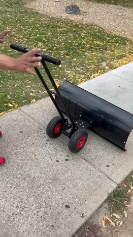 #pala para remover nieve de las entradas de casas o apartamentos #pala con llantas #pala muy cómoda para remover nieve #tiktokshop #viralvideo 