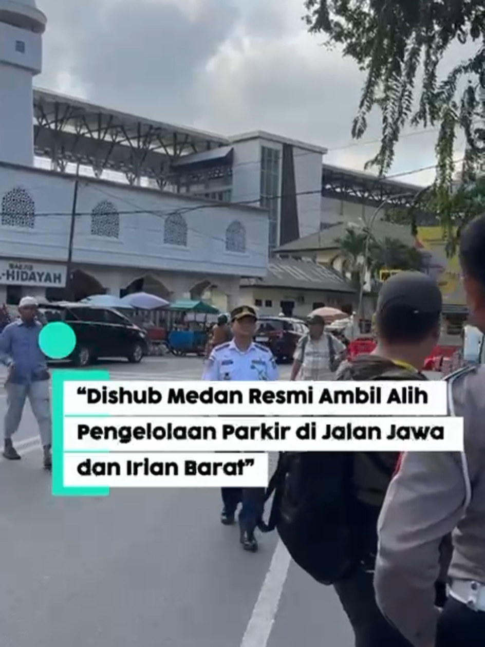 Terkait dengan kondisi parkir yang kerap menimbulkan keributan di kawasan Jalan Jawa dan Jalan Irian Barat, Pemerintah Kota Medan melalui Dinas Perhubungan Kota Medan mengambil langkah tegas dengan mengambil alih langsung pengelolaan parkir di wilayah tersebut.Senin (27/10) sore. Dalam kesempatan tersebut, Kepala Dinas Perhubungan Kota Medan Bapak Erwin Saleh, S.STP. MAP menyampaikan bahwa mulai sore ini, pengelolaan parkir di kedua jalan tersebut akan berada di bawah kendali penuh Dinas Perhubungan. Langkah ini diambil untuk menata sistem parkir agar menjadi lebih tertib, transparan, dan terkendali. Pada saat yang sama, pihak PT. LGE selaku pengelola sebelumnya juga telah hadir dan menyerahkan secara resmi pengelolaan parkir kepada Dinas Perhubungan Kota Medan. Kadis Perhubungan juga mengimbau kepada pihak kepolisian, camat, dan kelurahan setempat untuk turut berperan aktif dalam membantu pengawasan serta penataan parkir di wilayah tersebut. Dengan diambil alihnya pengelolaan parkir ini, diharapkan situasi di Jalan Jawa dan Jalan Irian Barat dapat berjalan lebih aman, tertib, dan kondusif, serta menjadi langkah awal menuju sistem parkir yang lebih profesional di Kota Medan. - Humas Dishub Medan #tertibparkirmedanindah #ricowaas #ricozaki #zakiyuddinharahap #medanuntuksemua Jangan lupa follow, like, share dan update informasi seputar Dinas Perhubungan Kota Medan melalui media sosial kami : 📸 IG   : @dishub_medan 🎥 YT  : @channel_dishub_medan